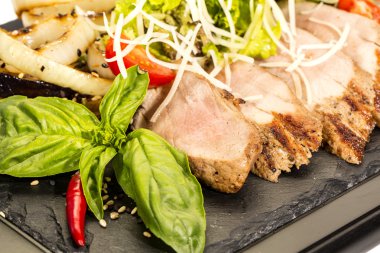 sebzelerle ızgara dana