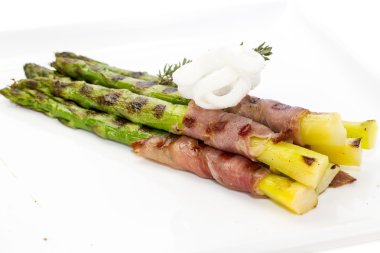 kuşkonmaz ve ızgara domuz pastırması