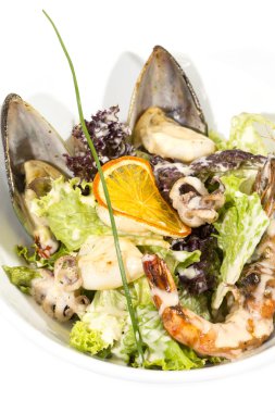 üzerinde deniz mahsulleri salatası