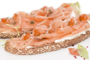 sandviç somon havyar ve süslenmiş yeşillikleri ile