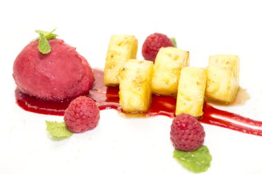 ızgara ananas karamel sos ve sorbe ile