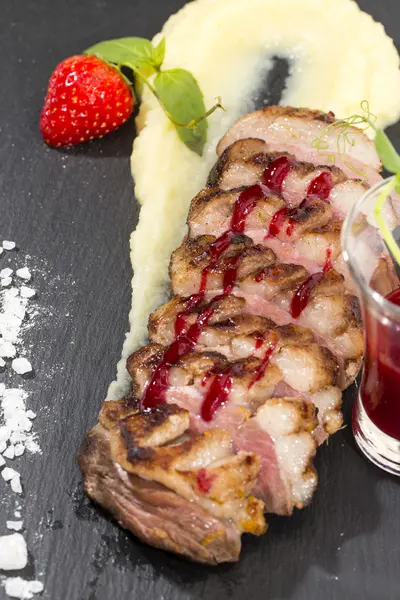 Baked goose breast with mashed potatoes and apple sauce — Stock Photo, Image