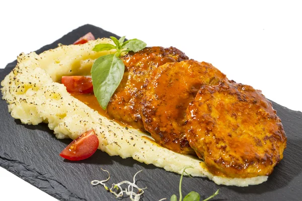 Schnitzel in Karottensoße mit Kartoffelpüree gebraten — Stockfoto