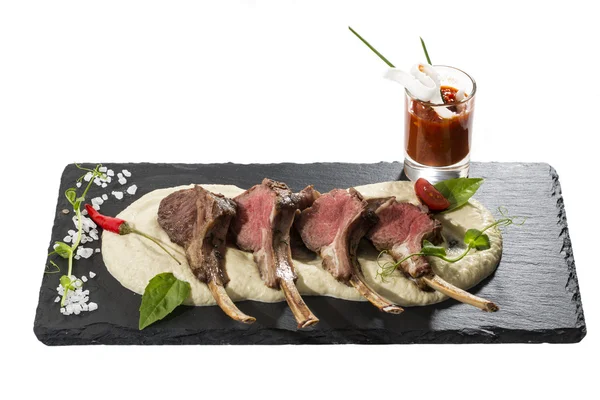 Costolette di agnello cotte alla griglia servite — Foto Stock