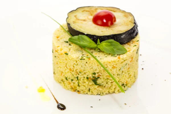 Couscous med aubergine och tomat — Stockfoto