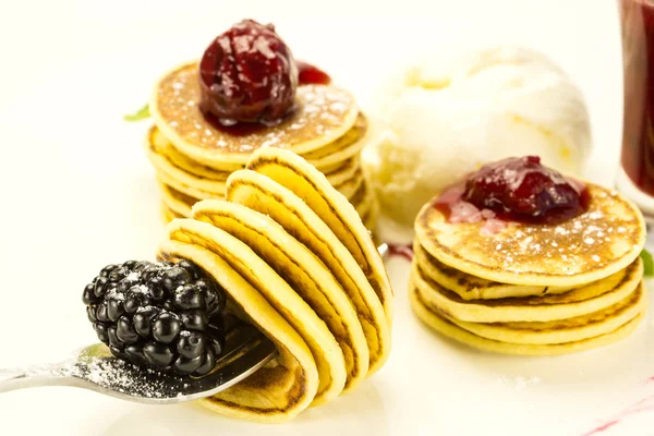 Sweet little pancakes with blackberry jam — Stock Photo, Image