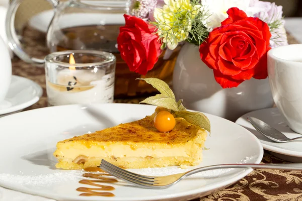 Dessert, een fluitje van een cent op tafel — Stockfoto