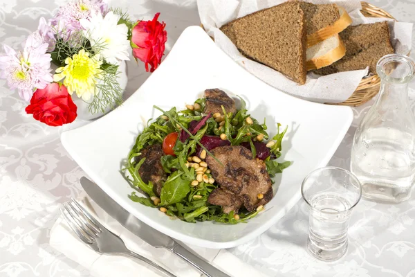 Rabbit liver salad with arugula — Stock Photo, Image