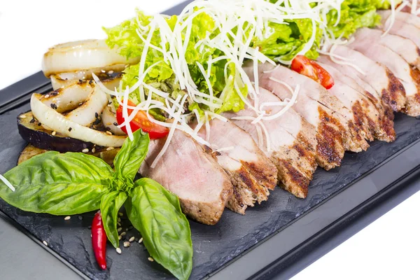 Hovězí maso na grilu se zeleninou — Stock fotografie
