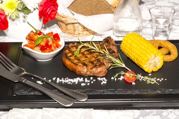 Filete a la parrilla con salsa y verduras — Foto de Stock