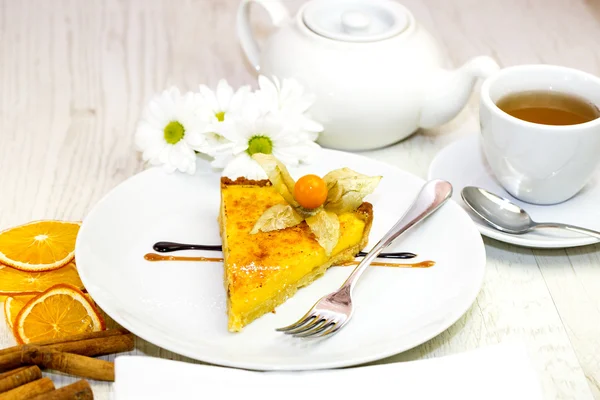 Dessert, ein Stück Kuchen auf dem Tisch — Stockfoto