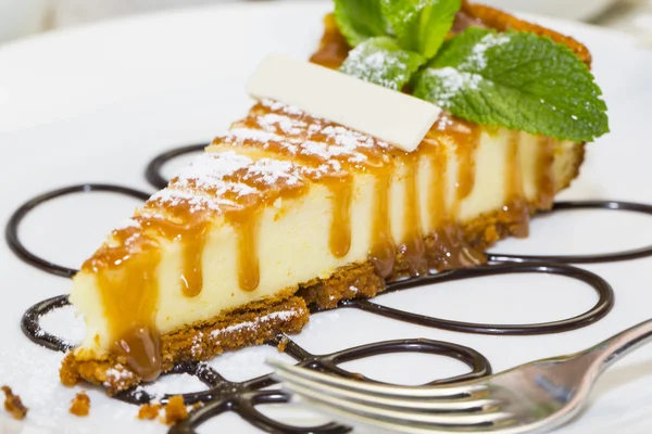 Dessert, un pezzo di torta sul tavolo — Foto Stock