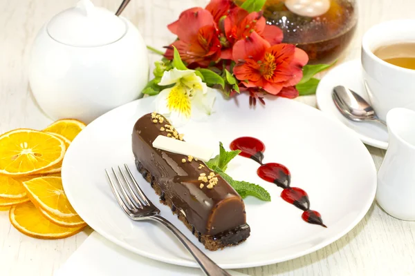 Sobremesa, um pedaço de bolo na mesa — Fotografia de Stock