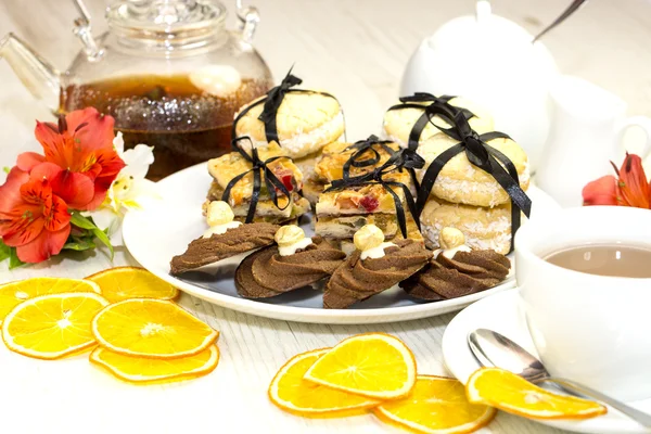 Dessert, a piece of cake on the table — Stock Photo, Image