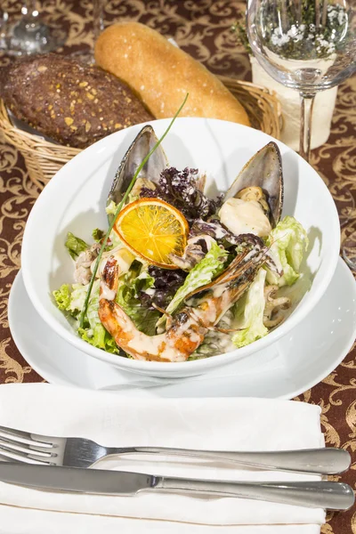 Meeresfrüchte-Salat auf — Stockfoto