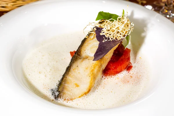 ホワイト ソースでグリルした魚のフィレ肉のロースト — ストック写真