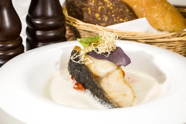 Gebraden filet van gegrilde vis in een witte saus — Stockfoto