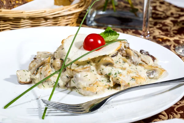 Mushrooms in a cream sauce with steamed vegetables — Stock Photo, Image