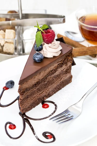 Dessert, ein Stück Kuchen auf dem Tisch — Stockfoto