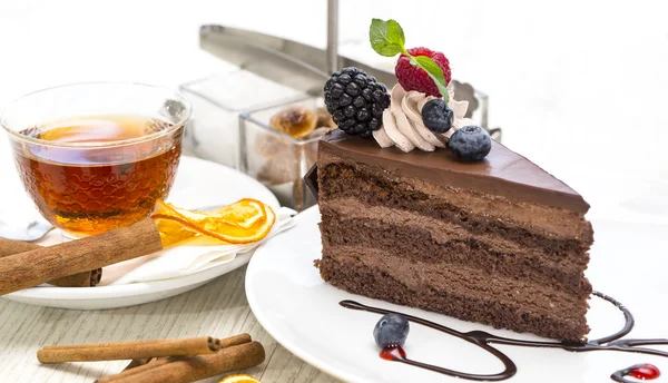 Dessert, ein Stück Kuchen auf dem Tisch — Stockfoto