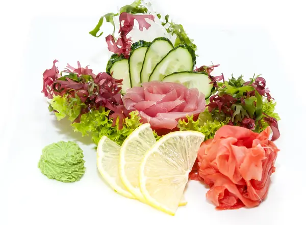 Sashimi cocina japonesa con verduras y pescado — Foto de Stock