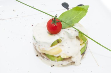 ringa balığı salata avokado sosu ile