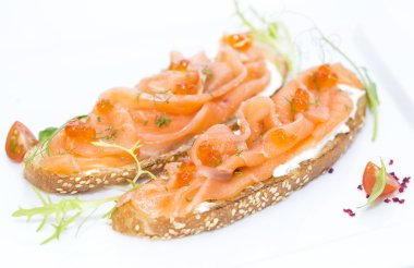 sandviç somon havyar ve süslenmiş yeşillikleri ile