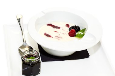 süzme peynir ekşi krema ve kuru üzüm ile