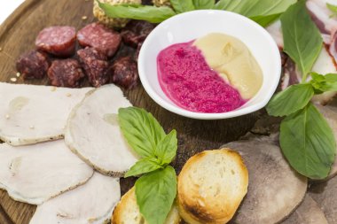 tabak sosis ve pastırma sosu