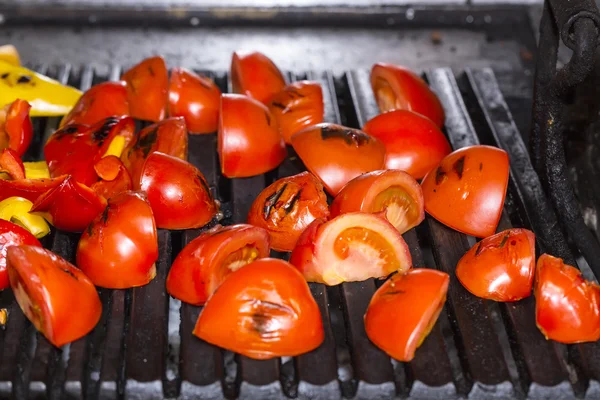 Cocinar verduras en la parrilla en la cocina — Foto de Stock