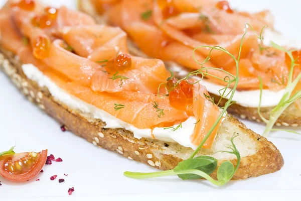 Sandwiches mit Lachskaviar und Gemüse verziert — Stockfoto