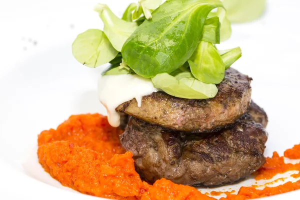 Gebackenes Fleisch in einer Soße aus Paprika und Tomaten — Stockfoto