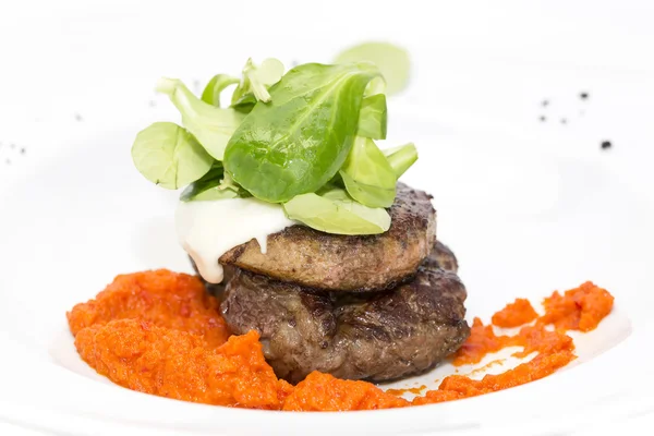 Gebackenes Fleisch in einer Soße aus Paprika und Tomaten — Stockfoto