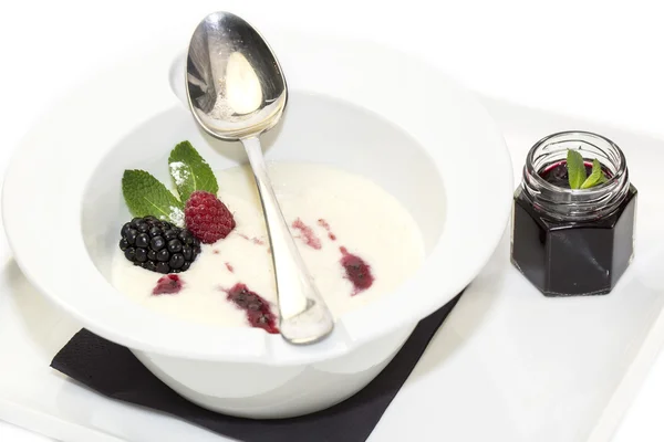 Queso de cabaña con crema agria y pasas — Foto de Stock