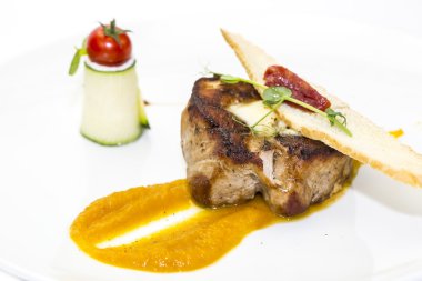 et sosu ve garnitür ile