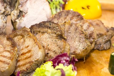 Bel ve ızgara sebzeler ile pişmiş biftek