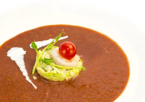 Tomatensuppe in einem Restaurant mit Garnelen dekoriert — Stockfoto