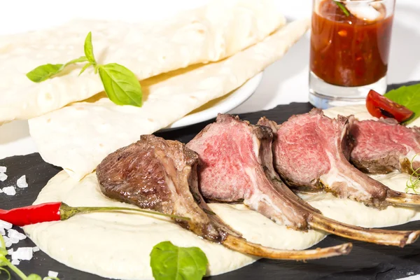 Lam ribben gekookt op de grill — Stockfoto