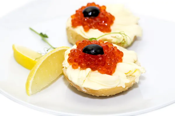 Canape avec caviar rouge et citron — Photo
