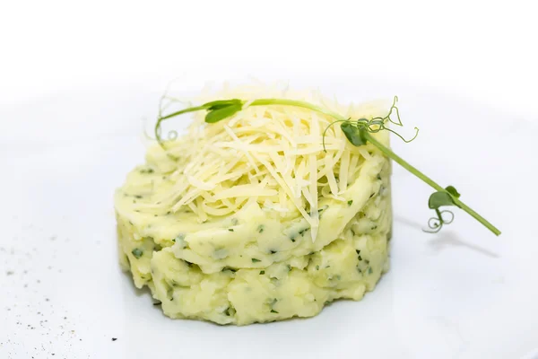 Картофельное пюре с травами и сыром — стоковое фото