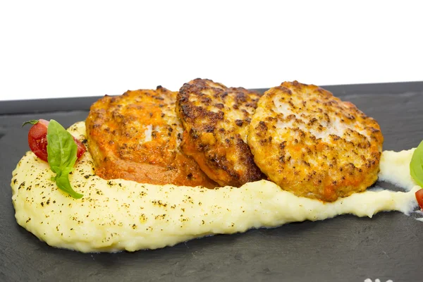 Schnitzels gebakken in wortel saus met aardappelpuree — Stockfoto
