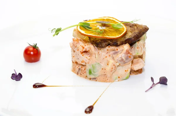 채소와 토마토 샐러드, 생선, 계란 장식 — 스톡 사진