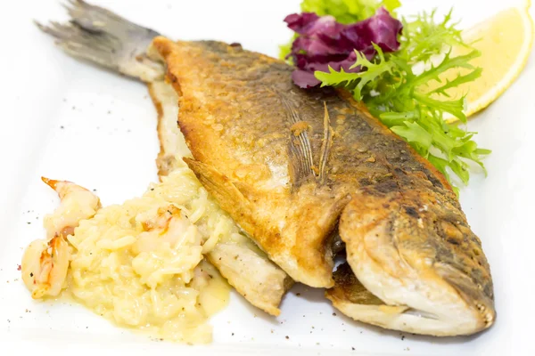 Dorado de peixe frito com legumes e limão — Fotografia de Stock