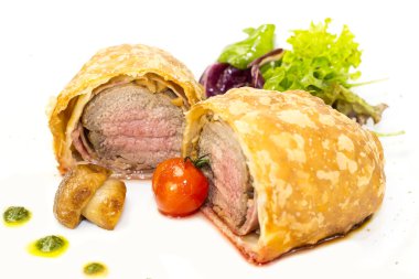 Beef in pastry with salad
