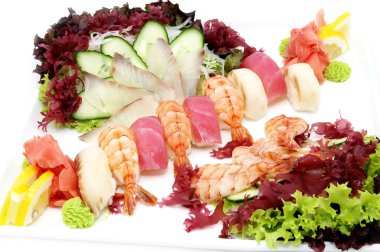 yeşil salata ve karides üzerinde