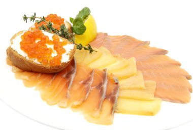 Balık ve sandviç havyar ile dilimleme