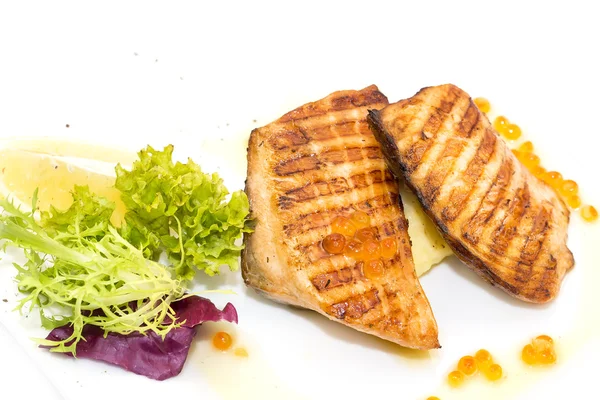 Grilovaný filet z lososa se zeleninou a kaviárem — Stock fotografie