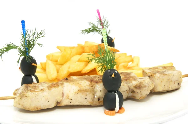 Franse frietjes en kebabs van kip en olijven — Stockfoto