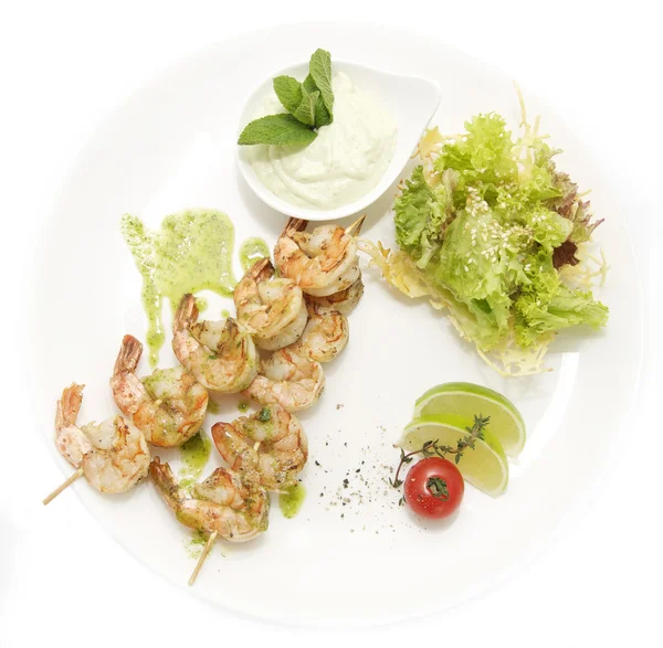 Crevettes grillées avec une salade — Photo