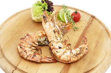 ızgara karides taze otlar ve limon ile